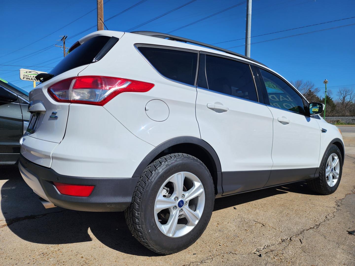 2015 WHITE Ford Escape SE (1FMCU9GX4FU) with an 1.6L L4 DOHC 16V engine, 6-Speed Automatic transmission, located at 2660 S.Garland Avenue, Garland, TX, 75041, (469) 298-3118, 32.885551, -96.655602 - Welcome to DallasAutos4Less, one of the Premier BUY HERE PAY HERE Dealers in the North Dallas Area. We specialize in financing to people with NO CREDIT or BAD CREDIT. We need proof of income, proof of residence, and a ID. Come buy your new car from us today!! This is a Super Clean 2015 FORD ESCAP - Photo#3